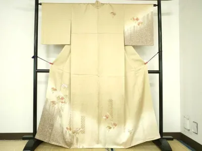Heiwaya Kimono ● Visiting Kimono, Flower pattern on fan, halo dyed, gold color, with reversed edges, pure silk, masterpiece DABH0850op