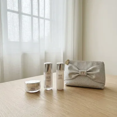 2026/10/09 発売 数量限定 限定品 DIOR(ディオール)カプチュール ホリデー 4点 ポーチ付き ル セラム 50mL スキンケアセット クリスマス クリスマスコフレ ギフト プレゼント 贈り物 誕生日 コスメ ギフト