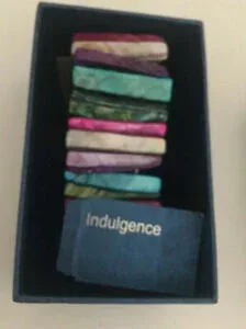 【送料無料】ジュエリー・アクセサリー マルチカラーインダルジェンスワイドストレッチワンサイズブレスレットbnwt indulgenza multicolore ampio braccialetto stretch taglia unica