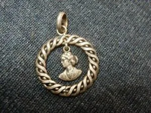 【送料無料】ジュエリー・アクセサリー オールドゴールドメタルジュエルメダルancienne medaille bijou metal argente