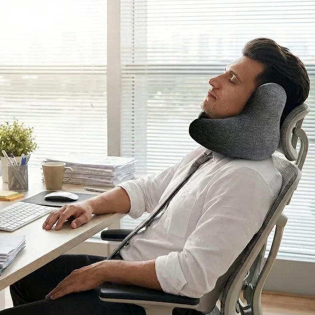 首を立体サポートし遮音するネックピロー!Silent Neck Pillow(サイレント ネックピロー)【旅行 長距離移動 車中 機内 首枕 飛行機 低反発 仮眠 ウェルビーイング 睡眠 昼寝】