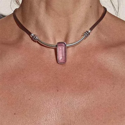 ネックレス スクエア レジン ペンダント 鎖骨チェーン ミニマリスト 高級感 トレンド アクセサリー ユニーク コーディネート ライト シンプル ジュエリー スタイリッシュ デイリー 使い