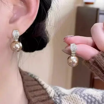 ピアス レディース 秋 秋服 おしゃれ 大ぶり パール 真珠 高級感 小顔効果 デザイン 揺れる ゴールド 上品 アクセサリー 耳飾り ジュエリー 普段使い オフィス カジュアル パーティー ギフト 華奢感 きれいめ ジュエリー 輝き 存在感 シンプル