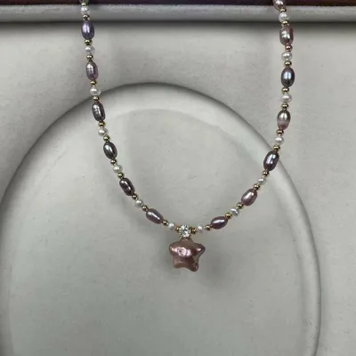 ネックレス レディース アクセサリー 星 モチーフ 揺れる 華奢 パープル ホワイト ゴールド系 カラフル ビーズ 輝き かわいい おしゃれ 上品 カジュアル シンプル 重ね付け デイリー アクセント 贈り物 デザイン チェーン 長さ調整可能 首飾り 鎖