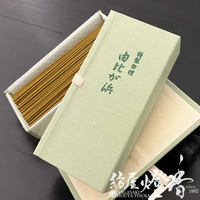 お香 気品高き香木香 特製白檀 由比が浜 短寸スティック ST50g 布張箱 鬼頭天薫堂 / ゆいがはま 徳用 YUIGAHAMA 香舗 鎌倉 きとうてんくんどう 伽羅 沈香 白檀 香木 漢薬 香文化 気分転換 部屋焚き インセンス アロマ 室内香 家庭用 日本製 国内生産 / 紡屋燈香 ほうやとうか