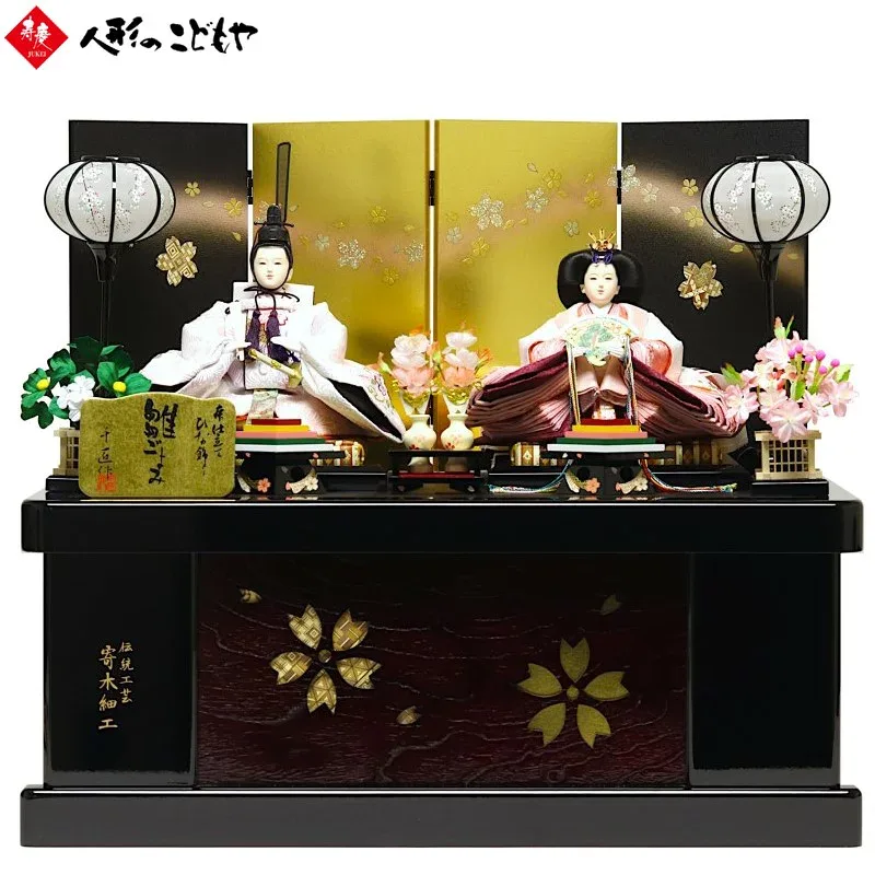 【9日1:59迄 最大1000円OFFクーポン】 雛人形 収納飾り 衣裳着人形 親王飾り 黒塗収納箱 四曲屏風 桜花びら模様 おしゃれ S2-18898SP 寿慶 1年保証