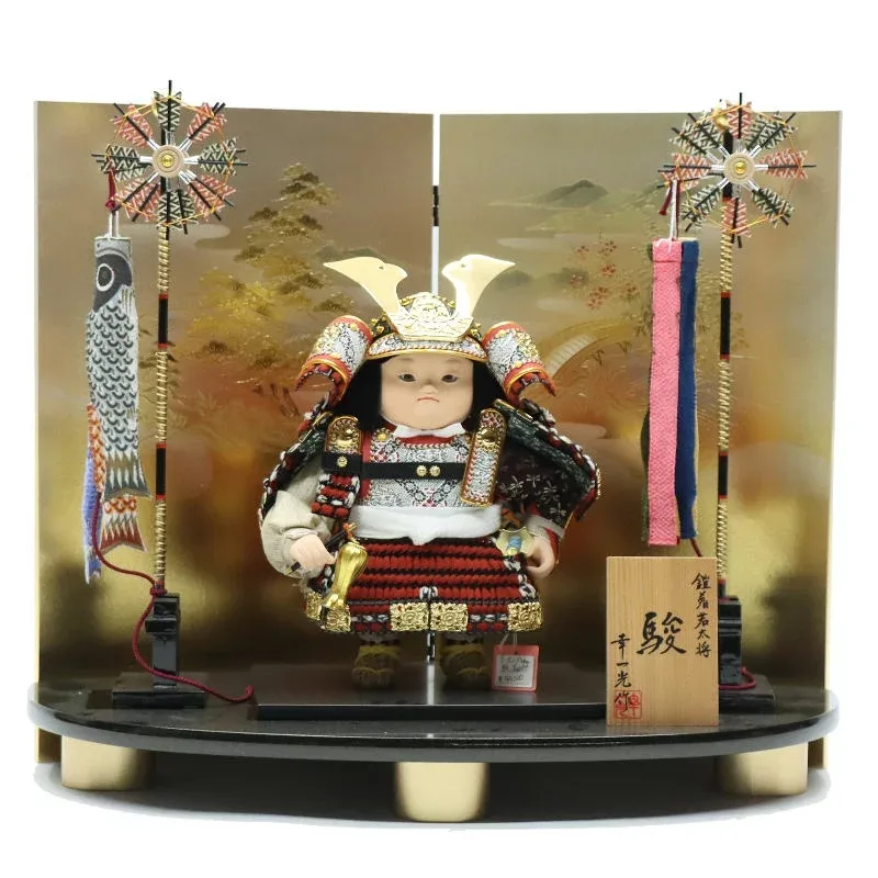 五月人形 子ども大将平飾 幸一光作 駿 鎧着若大将 金彩山水 2024-yb155 幅55cm 端午の節句 節句 お祝い インテリア