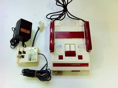 เครื่องเกม Famicom รุ่นแรก มือสอง สภาพมีตำหนิ ส่งฟรี