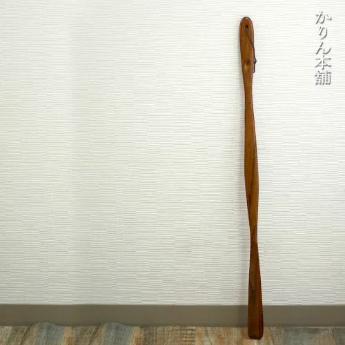 【8/24 20時〜ほぼ全品ポイント10〜20倍】 靴べら ロング くつべら 漆ぬり 茶 75cm おしゃれ 靴箆 木製 靴ベラ くつべら シンプル ナチュラル 木目 紐付き かがまない 楽ちん 木の靴べら 名入れ不可商品 雑貨