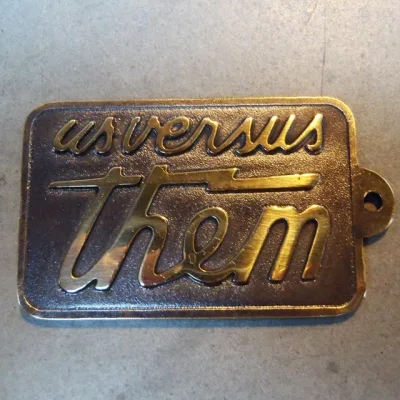 US VERSUS THEM アスバーサスゼム "MAGNUM" BLACK/BRASS KEY RING
