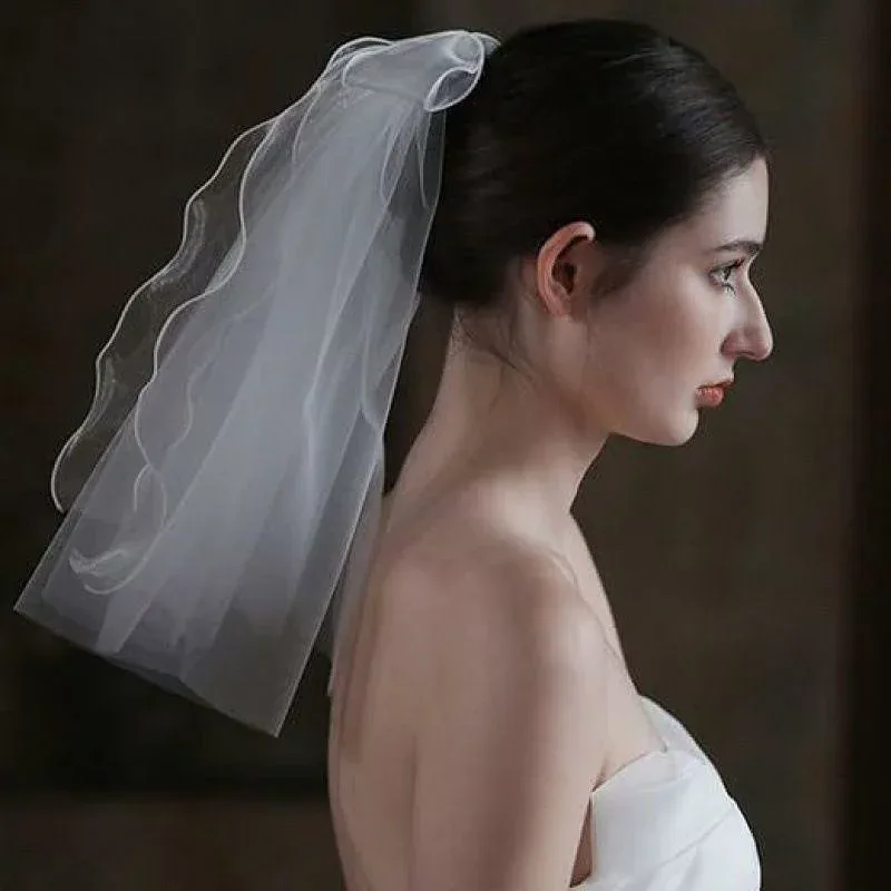 ウェディングベール レディース 女性用 ヘッドベール 結婚式 挙式 花嫁 ロケーションフォト リボン ショート丈 ショール風 欧米風 シンプル 上品 エレガント チュール 白 オフホワイト
