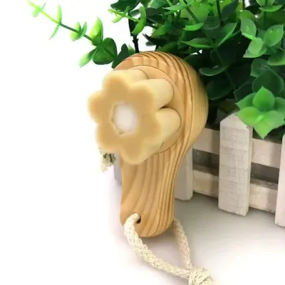 洗顔ブラシ 極細毛 毛穴ケア 深層クレンジング 手動 木製ハンドル かわいい 梅花型 角質除去 スキンケア フェイスブラシ 洗顔用 美肌