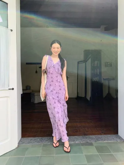 ワンピース レディース 春夏 フレンチスリーブ ノースリーブ 膝丈 ミモレ丈 フリル ティアード 花柄 小花柄 フラワープリント 総柄 シフォン ジョーゼット Vネック Aライン ウエストマーク フェミニン ガーリー 上品 清楚