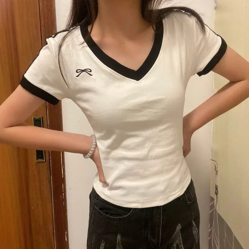 Tシャツ レディース カットソー 半袖 トップス Vネック リボン 刺繍 スリム ショート丈 インナーシャツ 薄手 軽量 伸縮性 通気性 カジュアル フェミニン スポーティー 部屋着 デイリー 普段使い お出かけ サマー 春夏 ホワイト