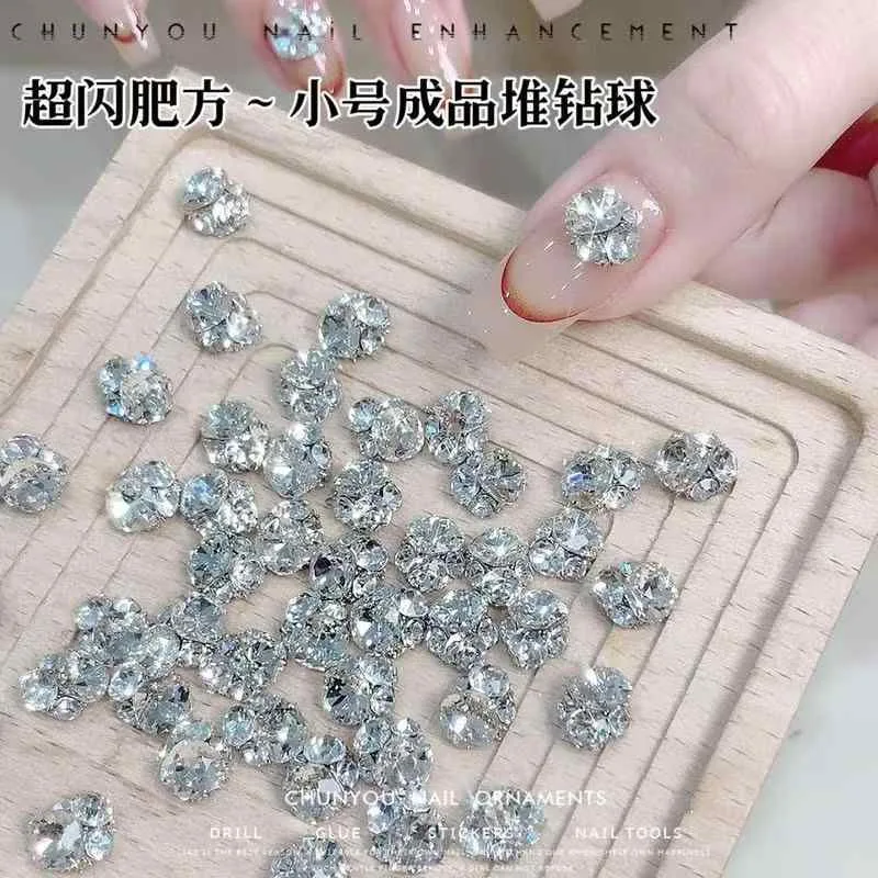 ネイルパーツ シャンパンカラー 高級感 太め四角 積み重ねジルコニア ボール型 輝き 立体 ネイルジュエリー 輝く装飾 キラキラネイル アクセサリー 爪飾り ファッション小物