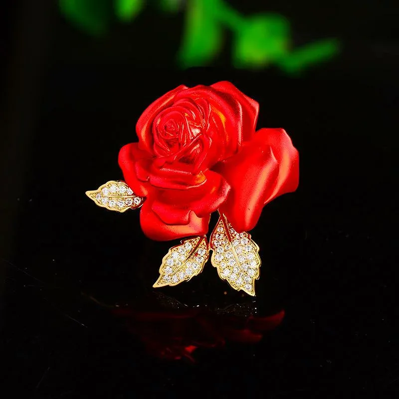レディース ブローチ 赤いバラ 花モチーフ ジルコニア 埋め込み 上品 スーツ アクセサリー 衣装 装飾 ピン タイプ 花柄 繊細 輝き 女性用 トップス 付け 飾り コサージュ バラ型 宝石 華やか コーディネート アイテム