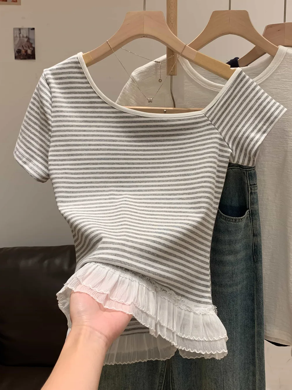 ボーダー Tシャツ レディース 半袖 カットソー 裾フリル レース 切り替え トップス スクエアネック オープンネック 縞々 しましま 重ね着風 レイヤード風 着痩せ 細見え 体型カバー 二の腕カバー 大人可愛い きれいめ カジュアル 韓国ファッション 春 夏 オフィス