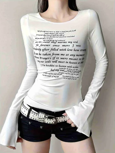 【英字プリント】tシャツ レディース 長袖 ロンt カットソー トップス 襟ぐり広め クルーネック タイト スリム フィット ストレッチ 伸縮性 柔らかい 着痩せ 細見え 英字 ロゴ 筆記体 ベルスリーブ スリット 袖コンシャス 地雷系 量産型 y2k ストリート セクシー 春 秋