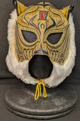プロレスマスク YN製【4代目タイガーマスク(金ラメ×金特殊・黒フチ)】タグ付き 本人使用 サイン入り(2023.11.27山形 29静岡) 着用写真付き