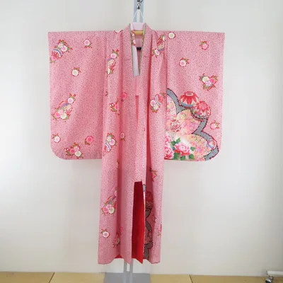 子供着物 女の子用 四つ身 襦袢セット 赤色x白色x多色 鹿の子に手毬と花文様 袷 ポリエステル 子供きもの 女児 七五三 祝着 身丈134cm
