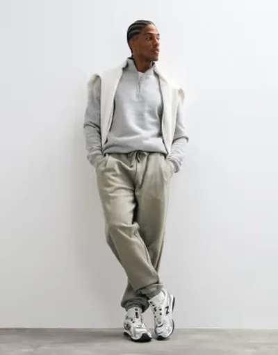 エイソス メンズ ボトムス カジュアルパンツ ASOS DESIGN premium heavyweight 400gsm oversized tuck jogger in taupe トープ
