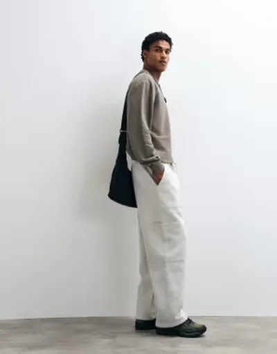 エイソス メンズ ボトムス カジュアルパンツ ワイドレッグ スキューバ ASOS DESIGN wide leg cargo scubastyle fabric jogger with patch p