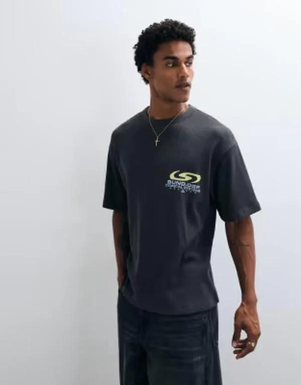 エイソス メンズ トップス Tシャツ グラフィック ASOS DESIGN relaxed Tshirt with chest graphic waffle fabric Asphalt グレー