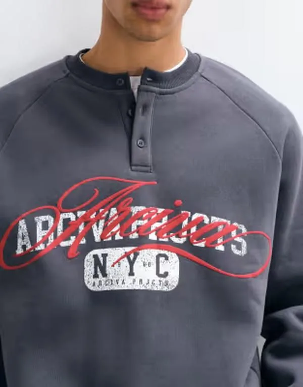 エイソス メンズ アウター パーカー・スウェット シャツ グラフィック ASOS DESIGN regular henley sweatshirt with NYC script graphic Gr