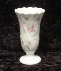 美品 ウェッジウッド フラワーベース 花瓶 ローズヒップ WEDGWOOD