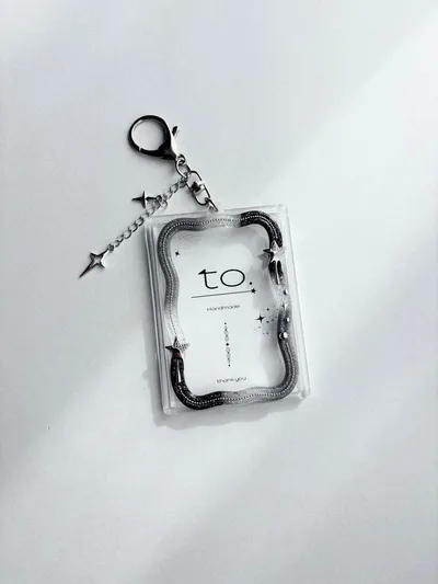 トレカケース キーホルダー付 レジンデコ シルバーラメ 黒 グレー グラデ 星