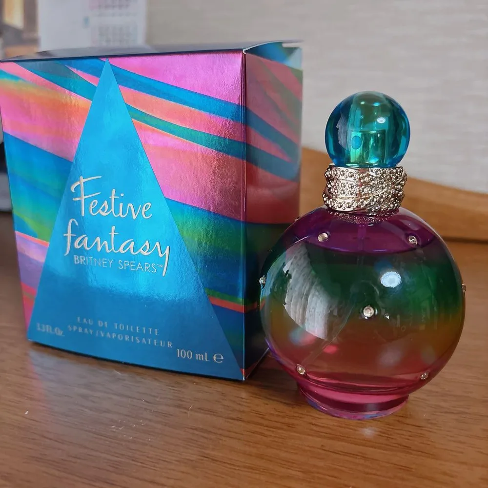 ほぼ未使用 ブリトニースピアーズ フェスティブ ファンタジー 100ml 香水