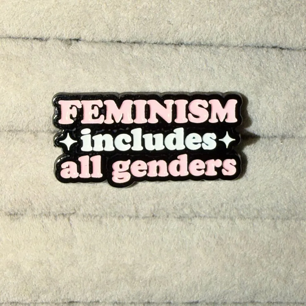 FEMINISM includes all genders ピンバッジ