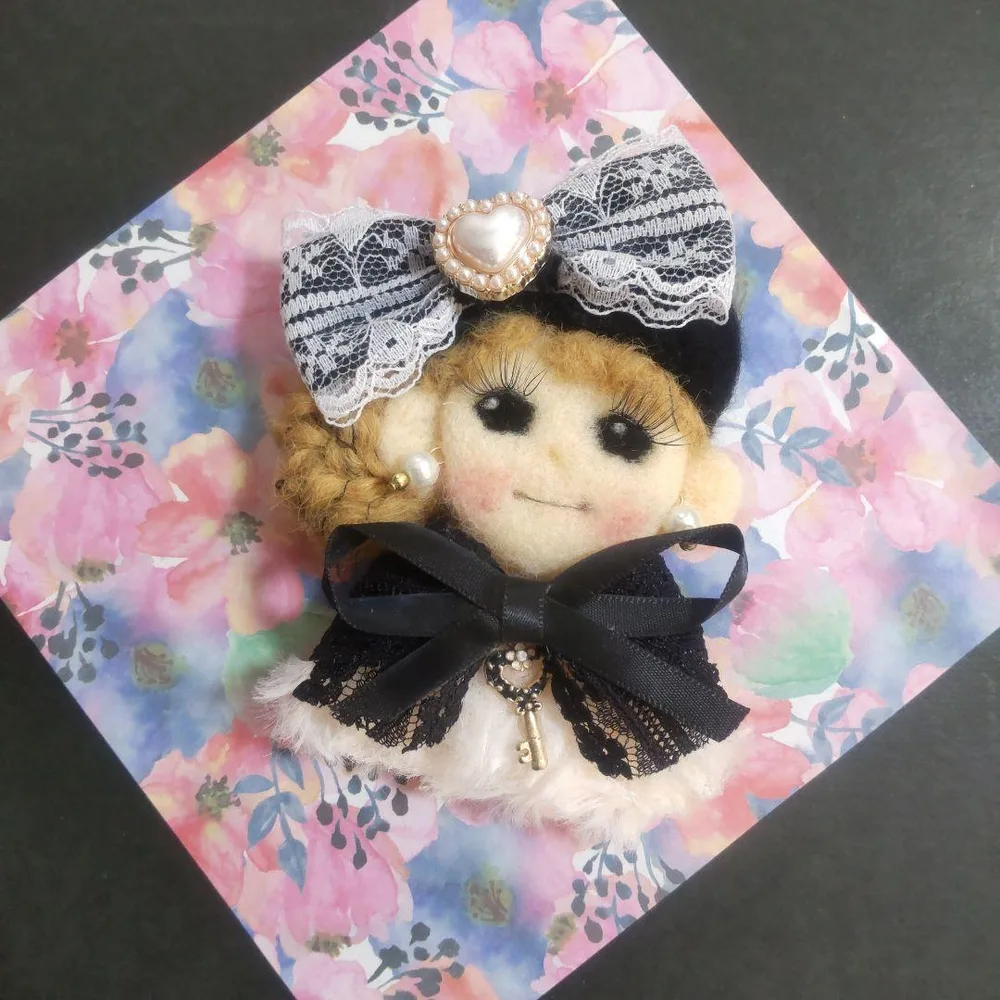 羊毛フェルト 女の子ブローチ(ハンドメイド)レースリボン 鍵のネックレス