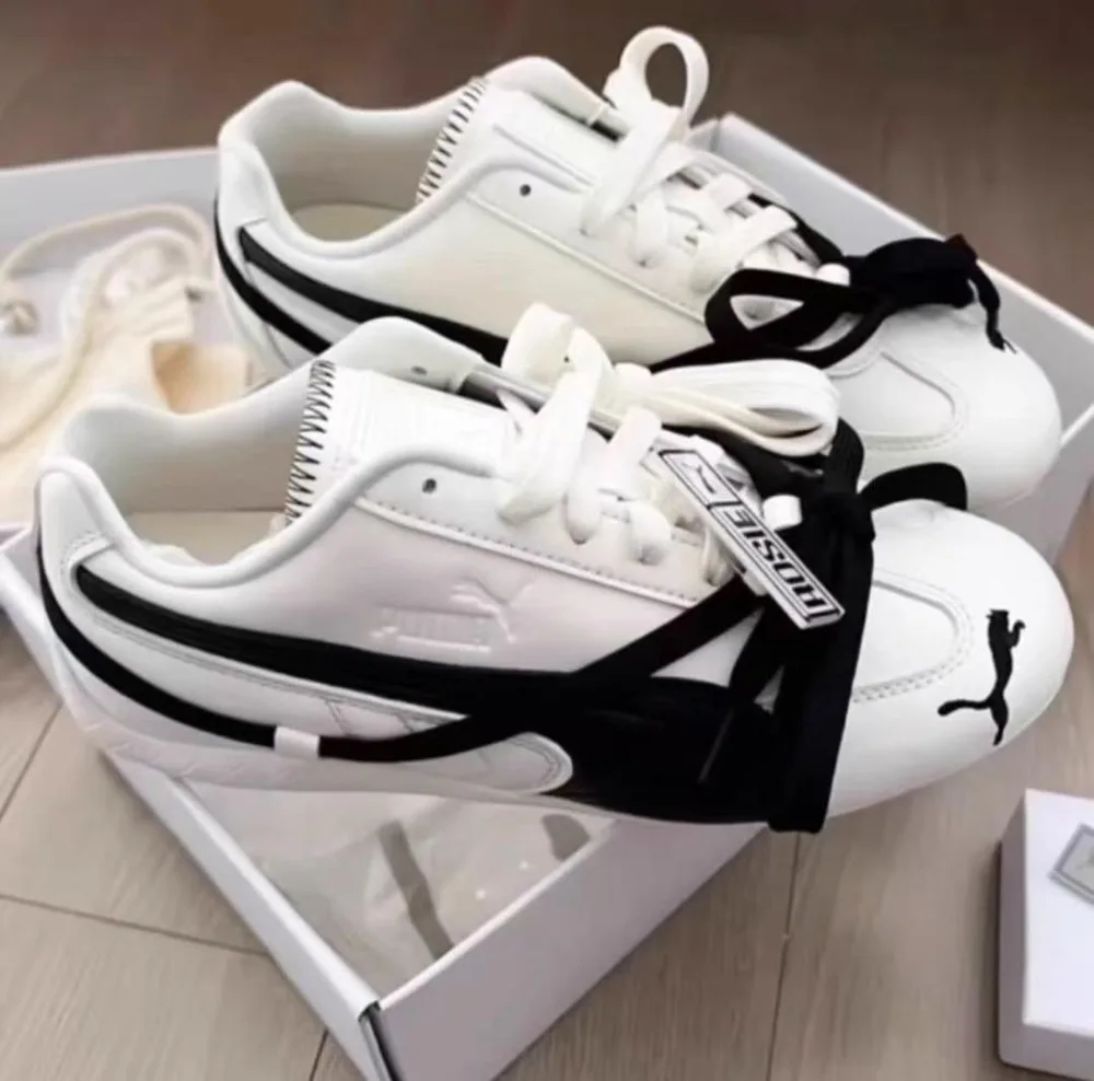 PUMA x Rosie Assoulin รองเท้าผ้าใบสีขาว
