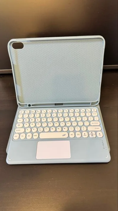 iPad11インチ用 タッチパッド付きキーボードケース ライトブルー