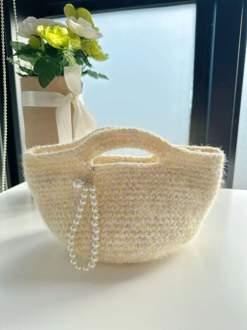 ハンドメイド ふわふわ手編みミニバッグ