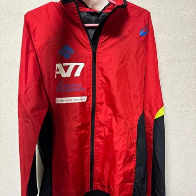 ASICS A77 ウィンドブレーカー レッド ブラック