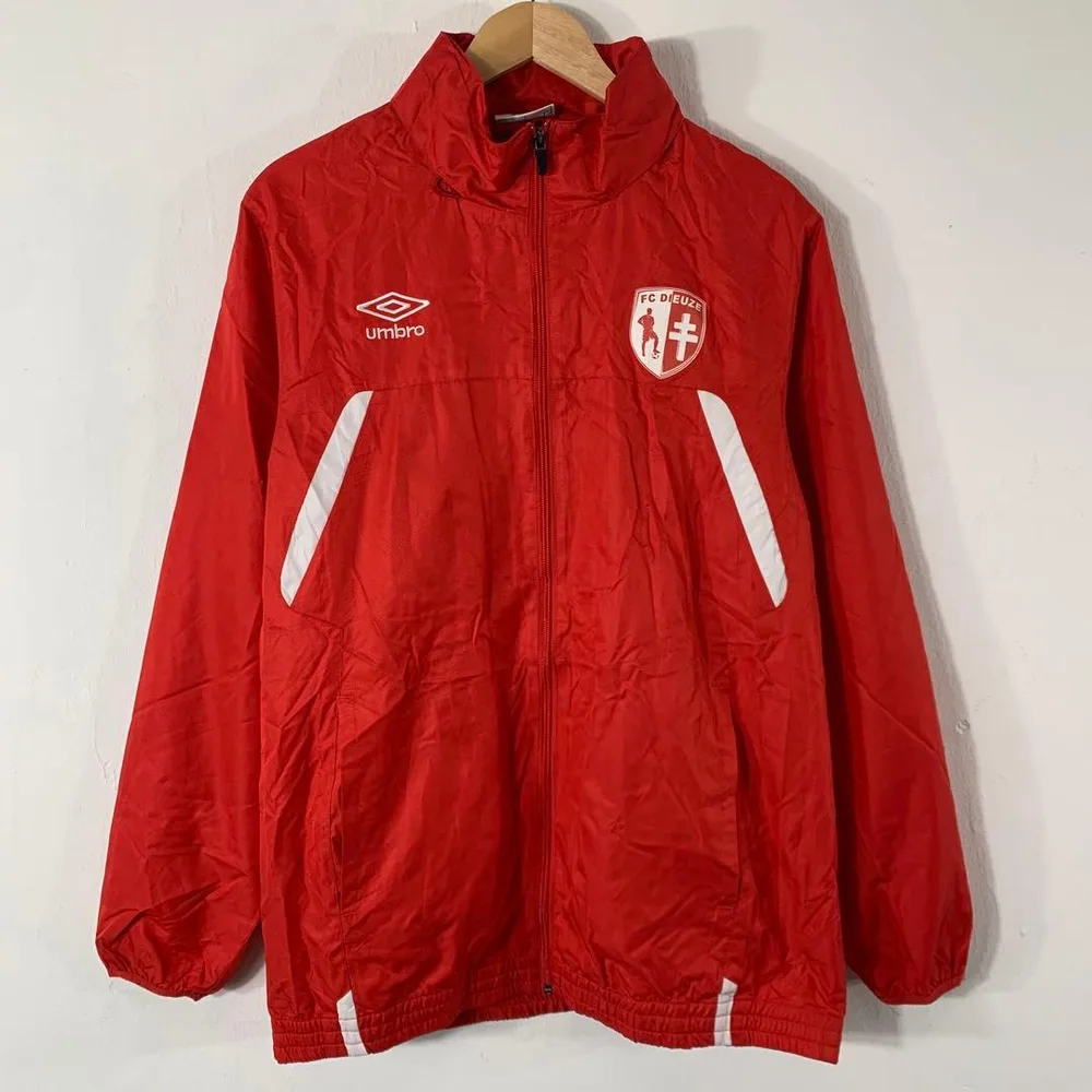 UMBRO FC DIEUZE ナイロンジャケット 赤 L サッカー 古着
