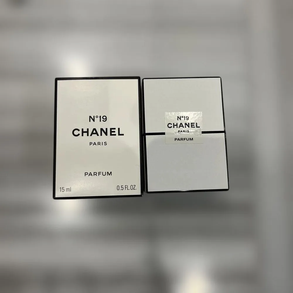 未使用 CHANEL シャネル N°19 PARFUM 15ml 香水 箱入り