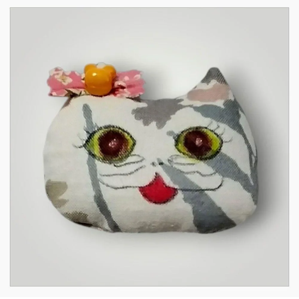 猫の顔モチーフ ハンドメイド ブローチ