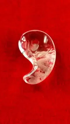 水晶 勾玉 ペンダントトップ 龍彫り