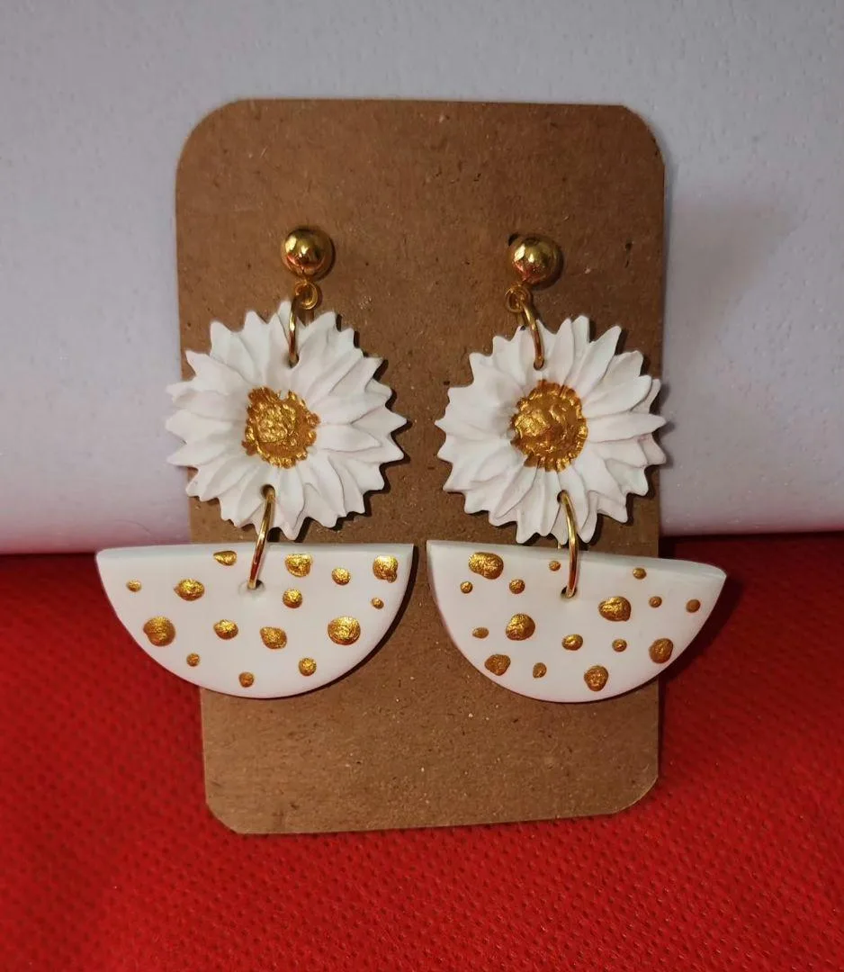 ハンドメイド フラワーモチーフ ドットピアス ホワイト