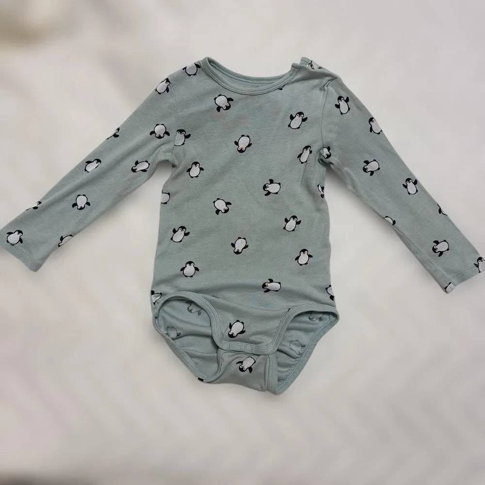 H&M ペンギン柄 長袖 ロンパース 90cm