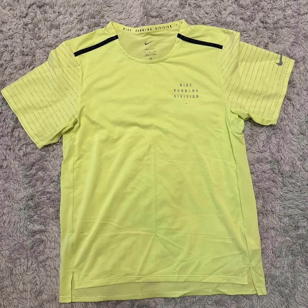 NIKE ランニング Tシャツ ネオングリーン