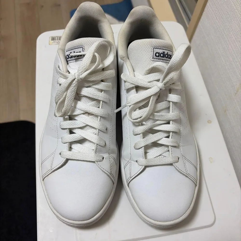 รองเท้าผ้าใบ Adidas สีขาว