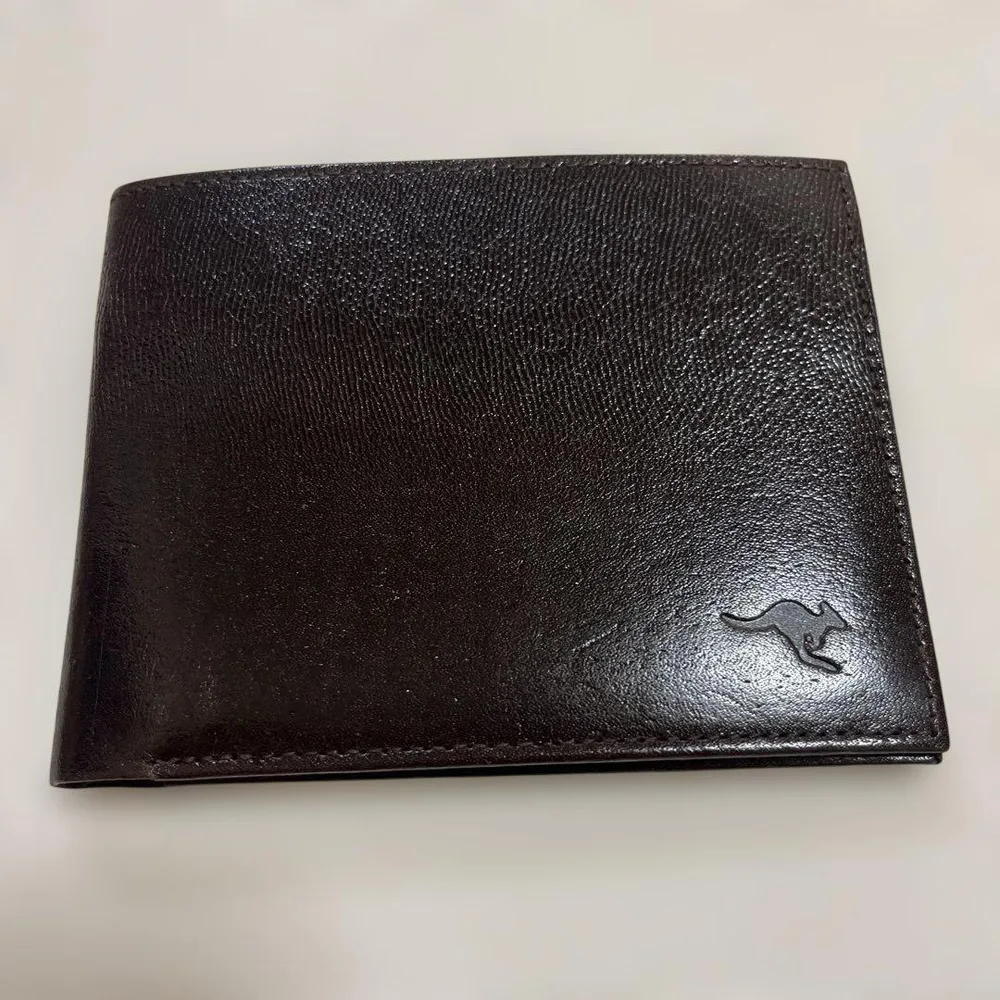 二つ折り財布 ダークブラウン レザー カンガルーロゴ