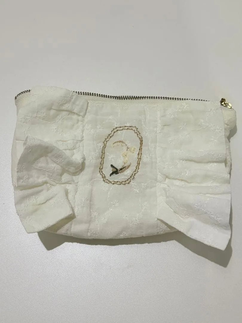 最終値下げ 刺繍入り フリルポーチ ホワイト
