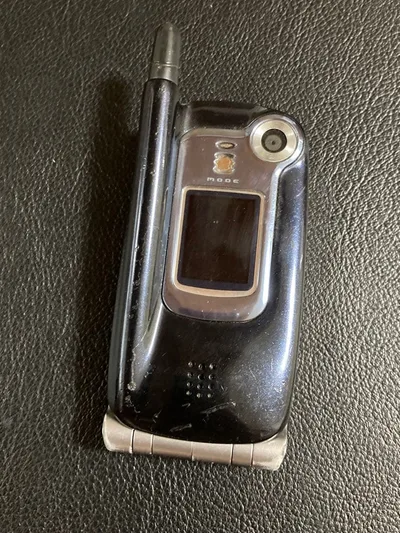 折りたたみ式携帯電話 シルバー ブラック N504is ガラケー