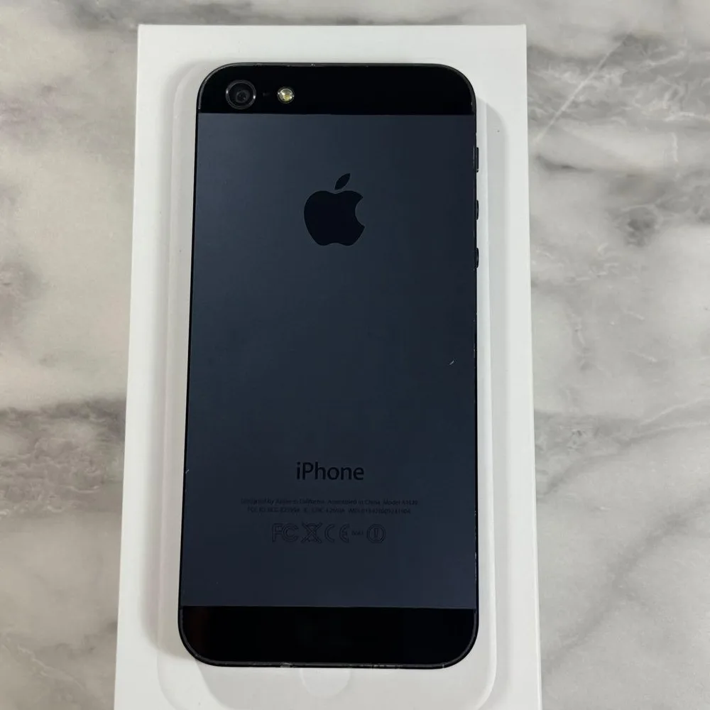 Apple iPhone 5 本体 16GB