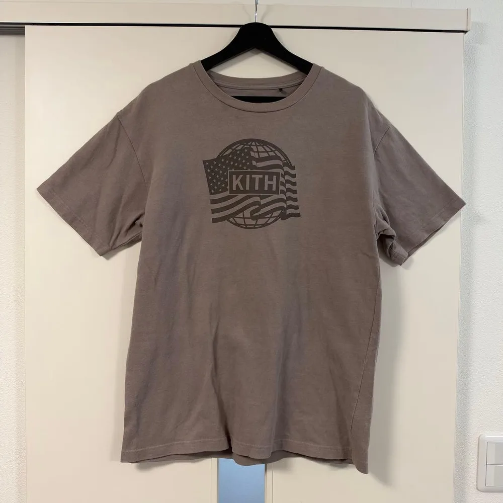 【KITH(キス)】GENERAL ISSUE Tシャツ|トープ|サイズM